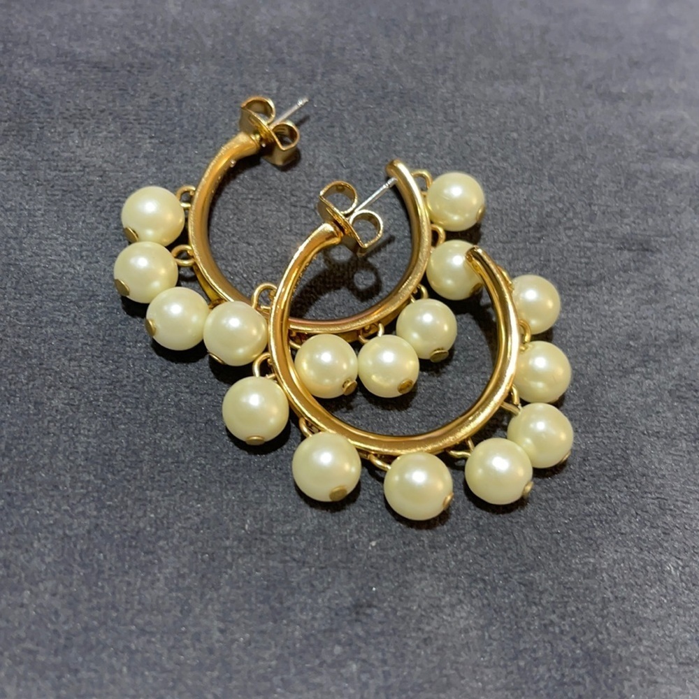 Beautiful earrings with pearls